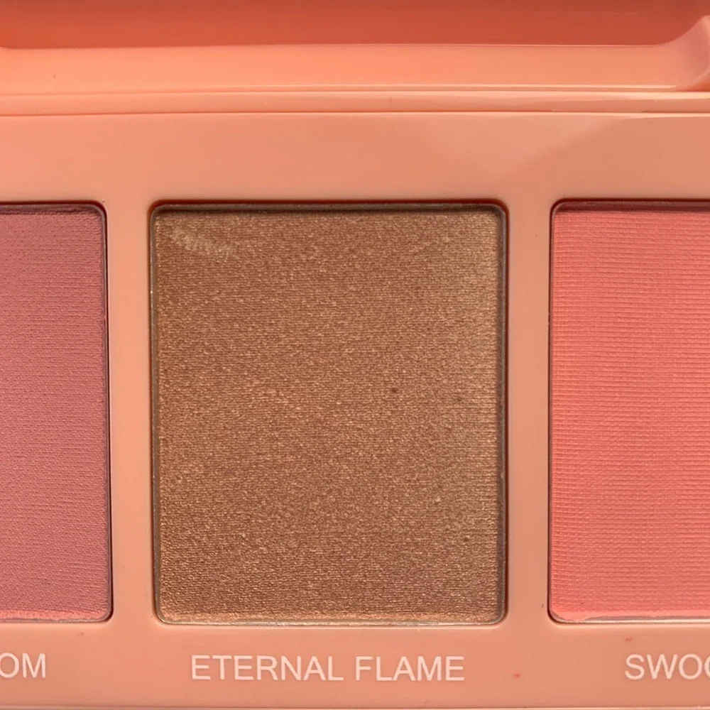 ARTIST COUTURE‎ Love Sprung Palette in Volume 1