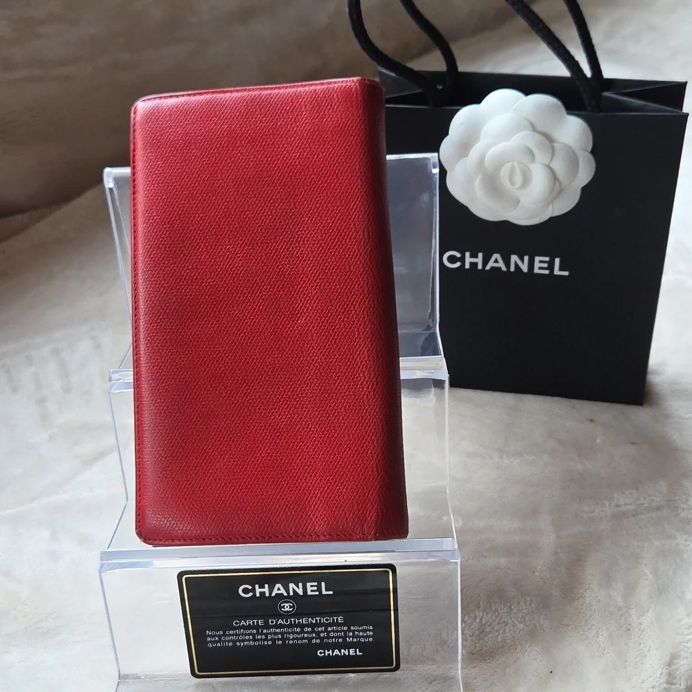 CHANEL luxurious wallet