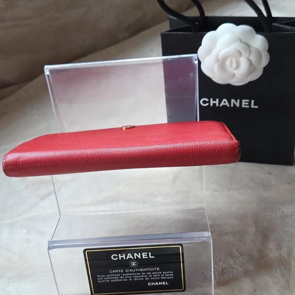 CHANEL luxurious wallet