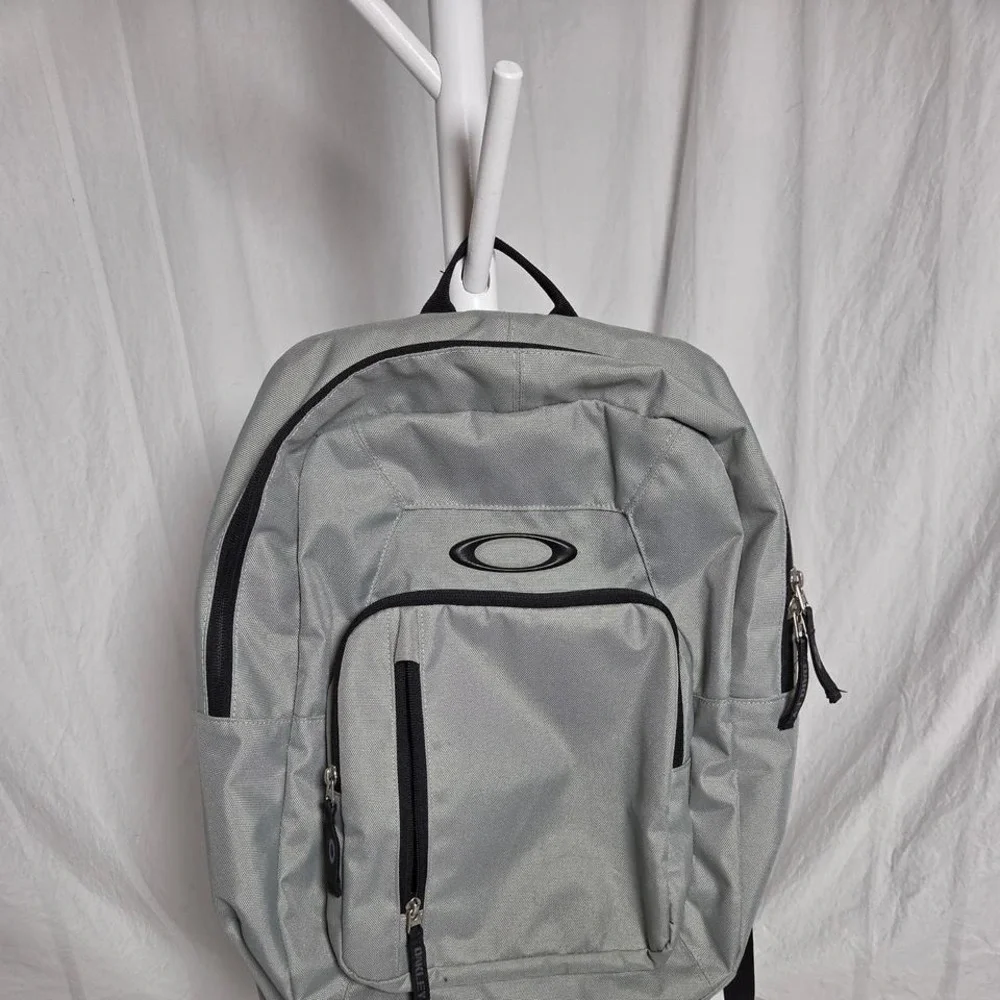 2013 Oakley 3 Pocket Tactical Backpack Gray 20x15x7‎