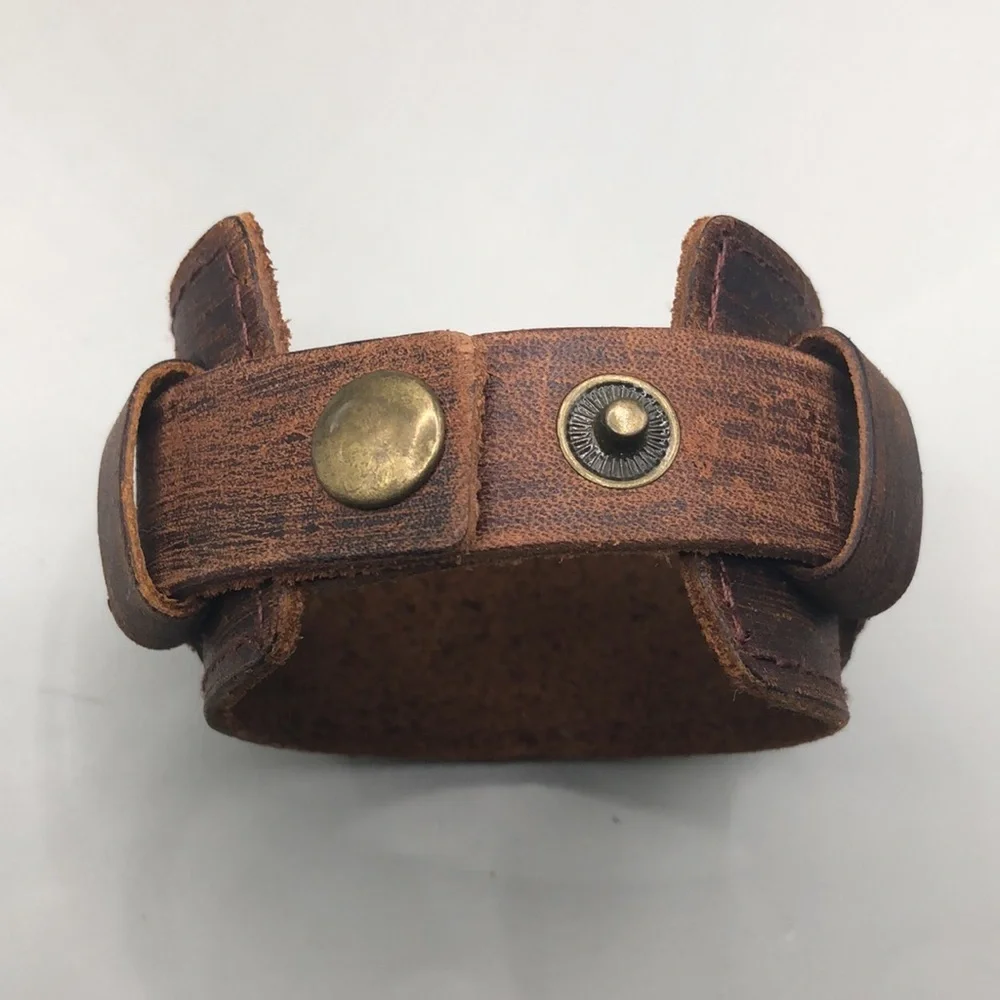 Artisan around wrist