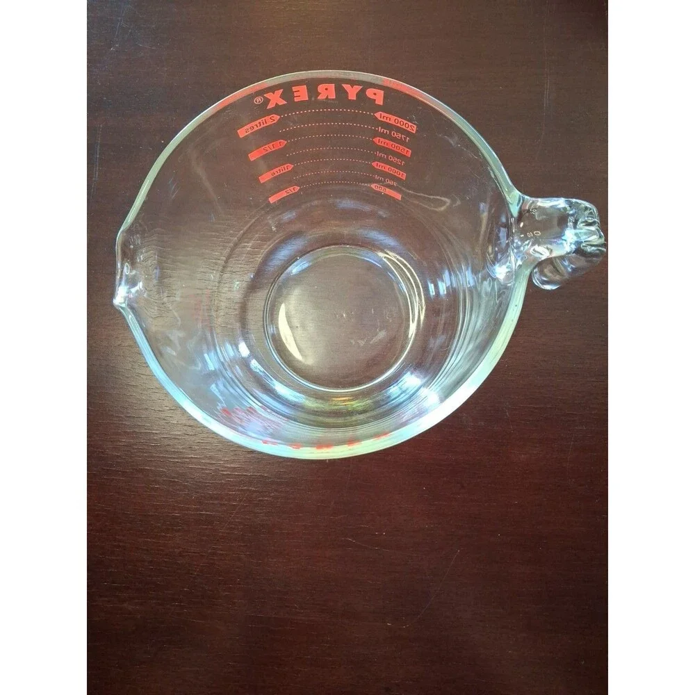 Pyrex bowl features precise