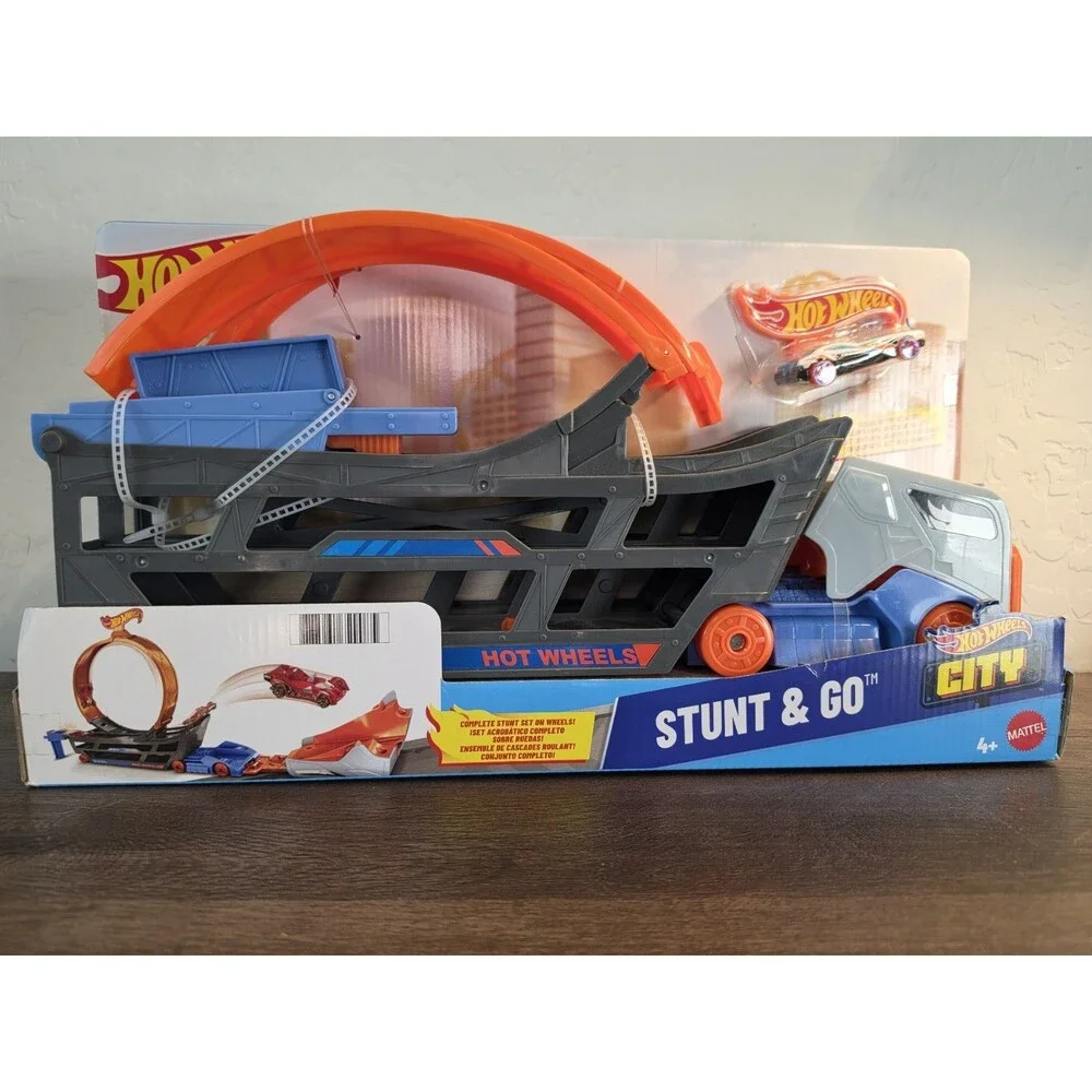 Hot Wheels City Stunt & Go Play Set Truck, Collapsible Loop, Holds 18 Cars