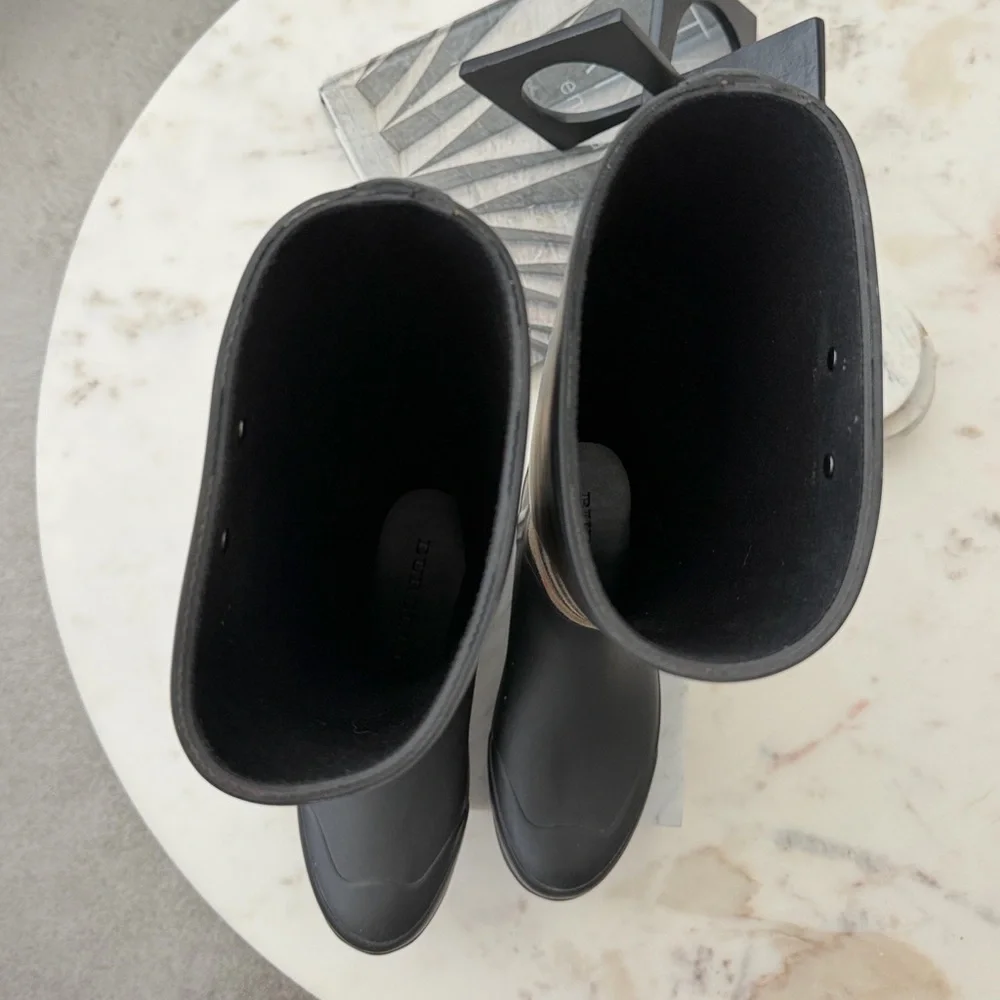 Burberry slighlty worn