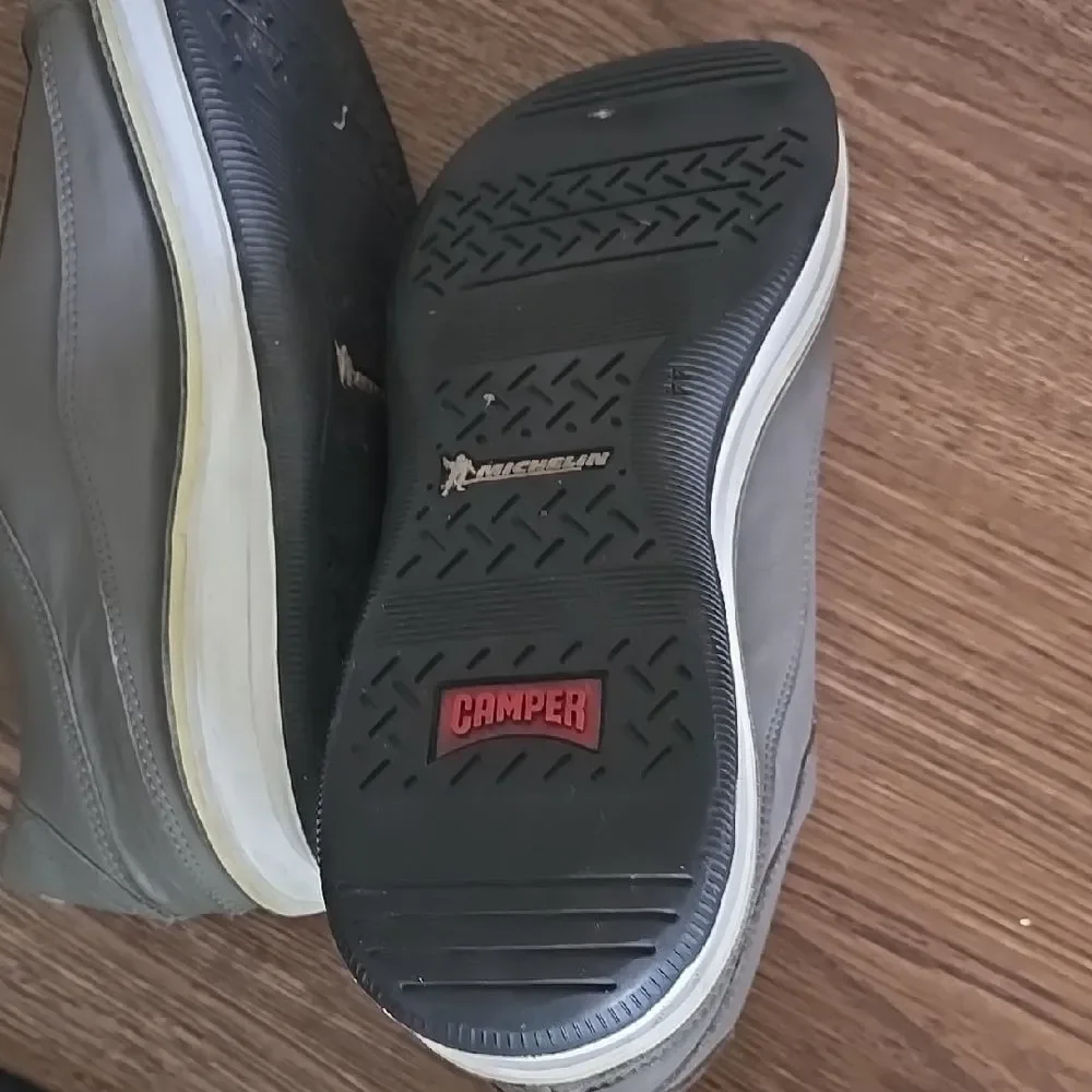 Camper these gray