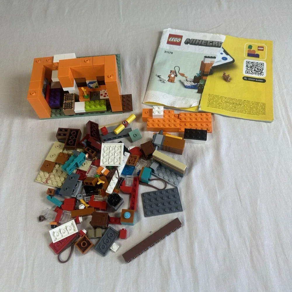 LEGO 21178 Minecraft-Fox‎ Lodge- Incomplete instructions torn- Mixed Legos Too