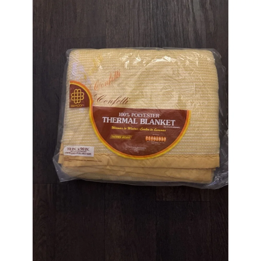 Beacon 100% poly Thermal Blanket NEW 72 x 90