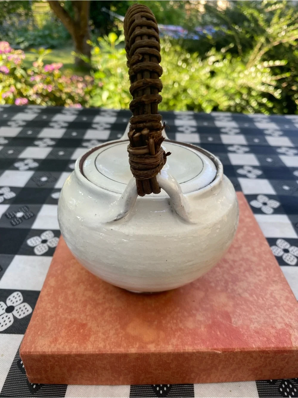 N/A white teapot