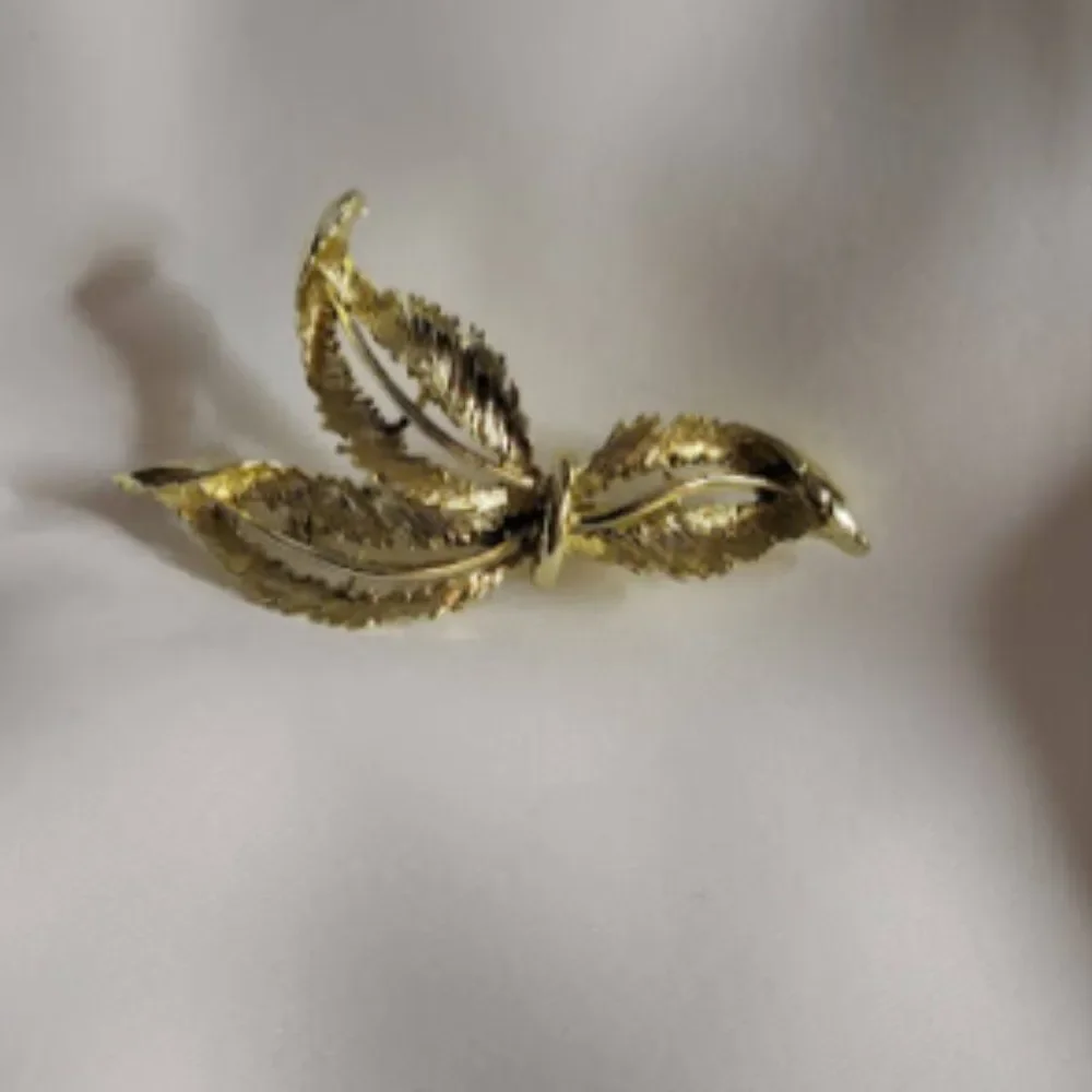 Gold Vintage Leaf Brooch EUC