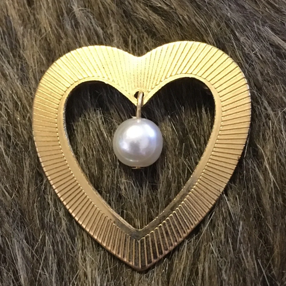 Vintage gold tone heart dangle pearl accent brooch
