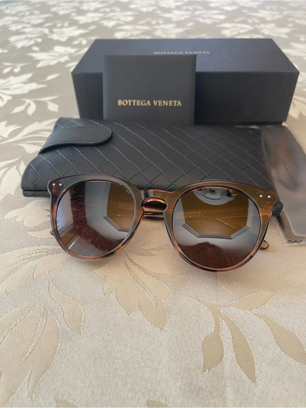 Bottega Veneta Tortoiseshell Round Sunglasses with Brown Gradient Lenses