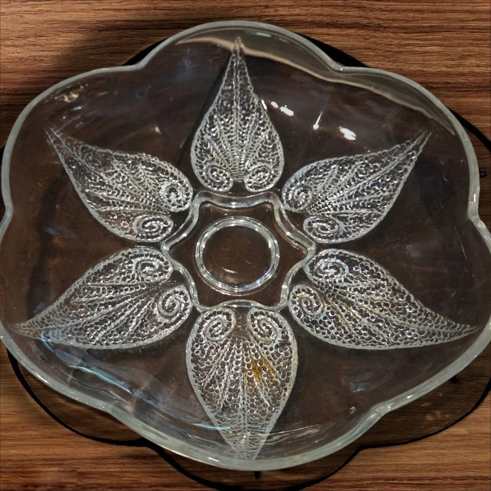 VTG Indiana Pressed  Clear Glass Bowl‎ Textured Leaves In Star Pattern 7.5