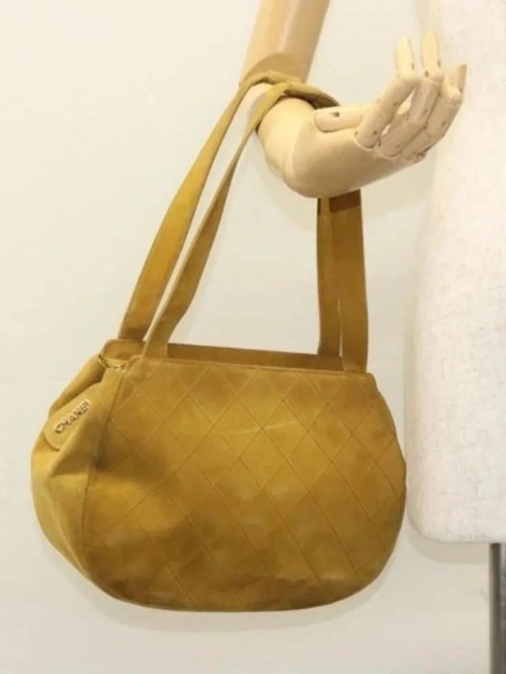 CHANEL brand	chanel color	yellow