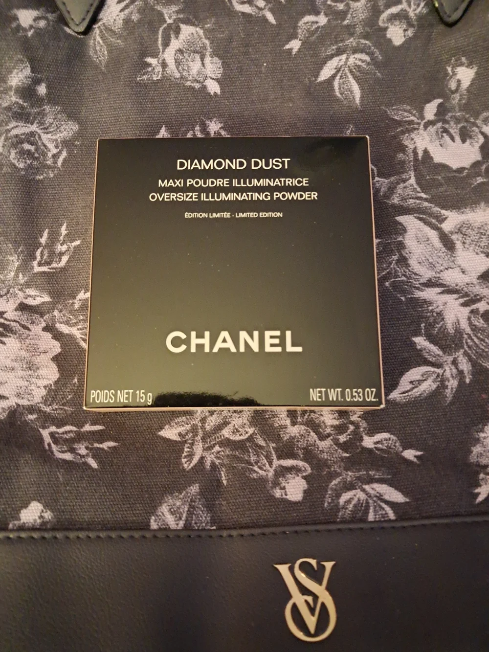Chanel Diamond Dust Oversize Illuminating Powder - Black Packaging