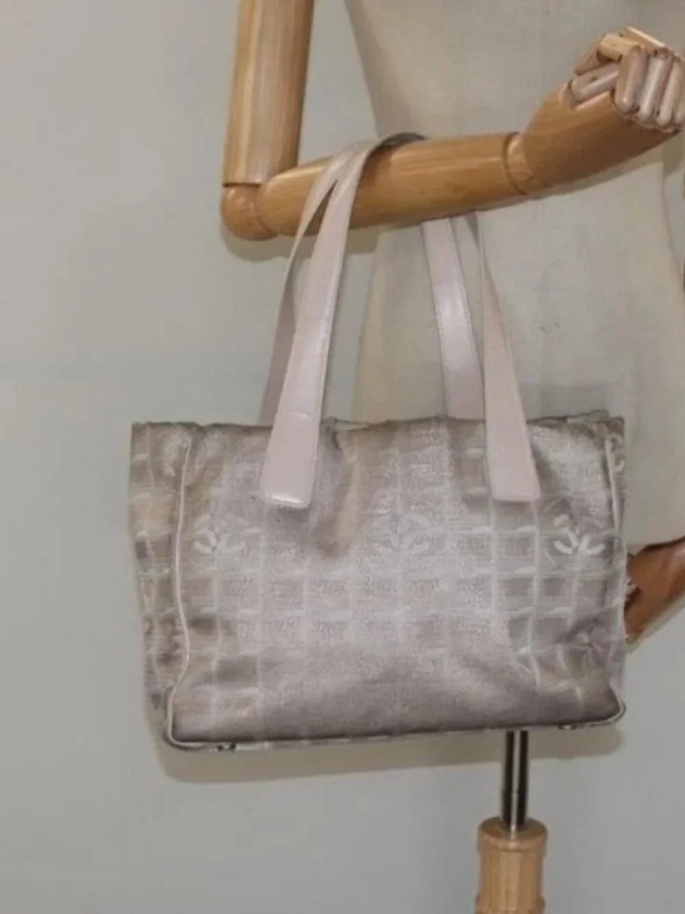 CHANEL brand	chanel color	pink