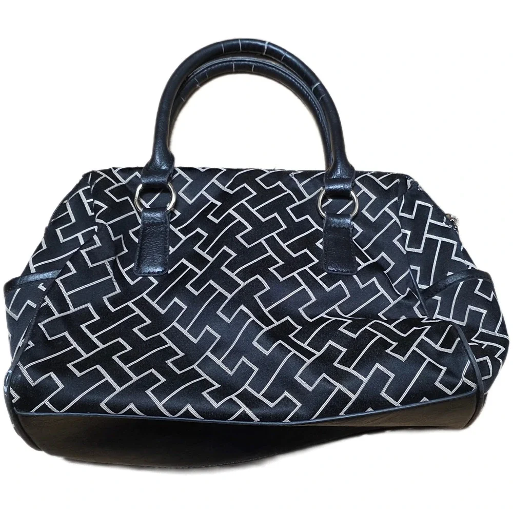 Tommy Hilfiger carry your