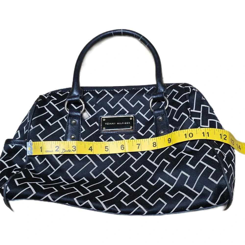 Tommy Hilfiger carry your