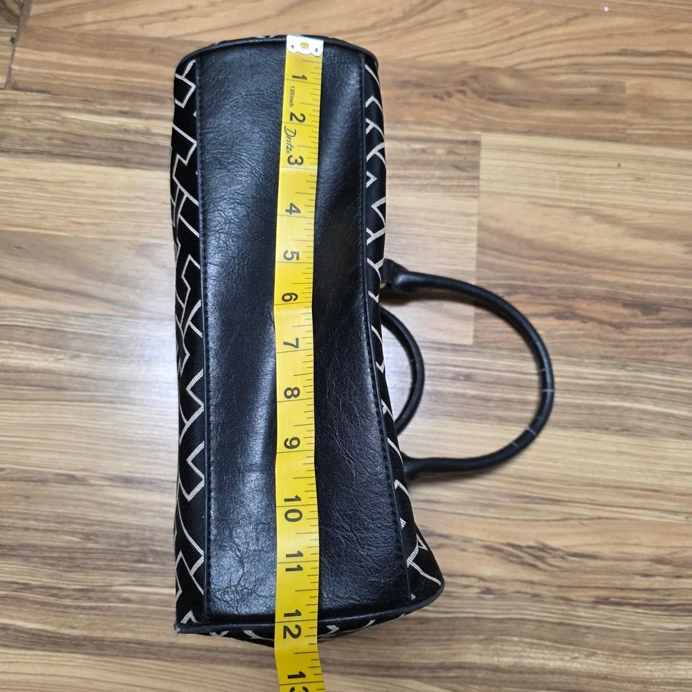 Tommy Hilfiger carry your