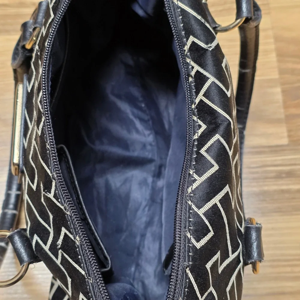 Tommy Hilfiger carry your