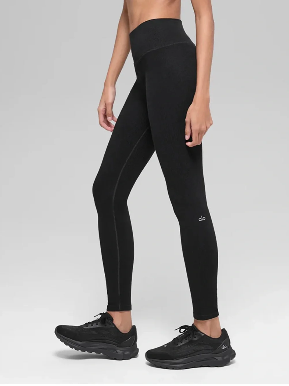 🧘‍♀️ Alo Yoga Seamless High-Waist Ribbed Legging – Black (Size XS)