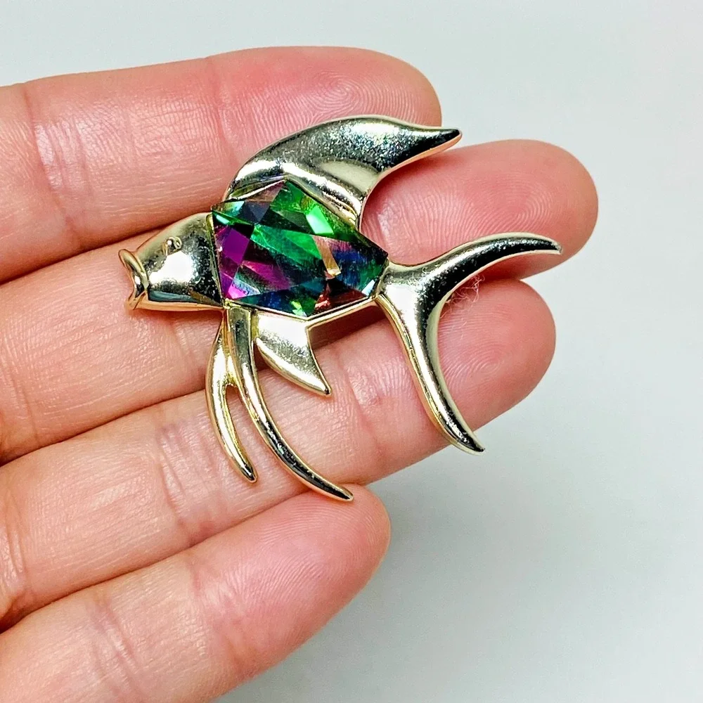 Vintage Sarah Coventry Tropical Angel Fish‎ Heliotrope Crystal Gold Tone Brooch