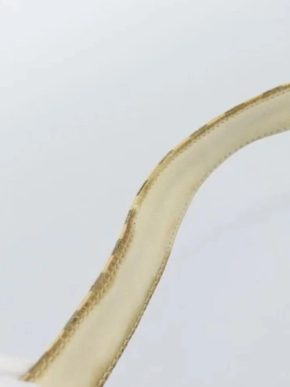 CHANEL corner	rubbing other lose