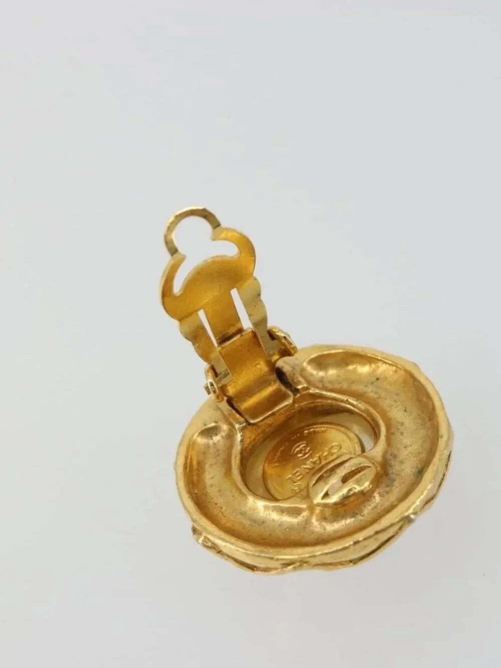 CHANEL brand	chanel color	gold