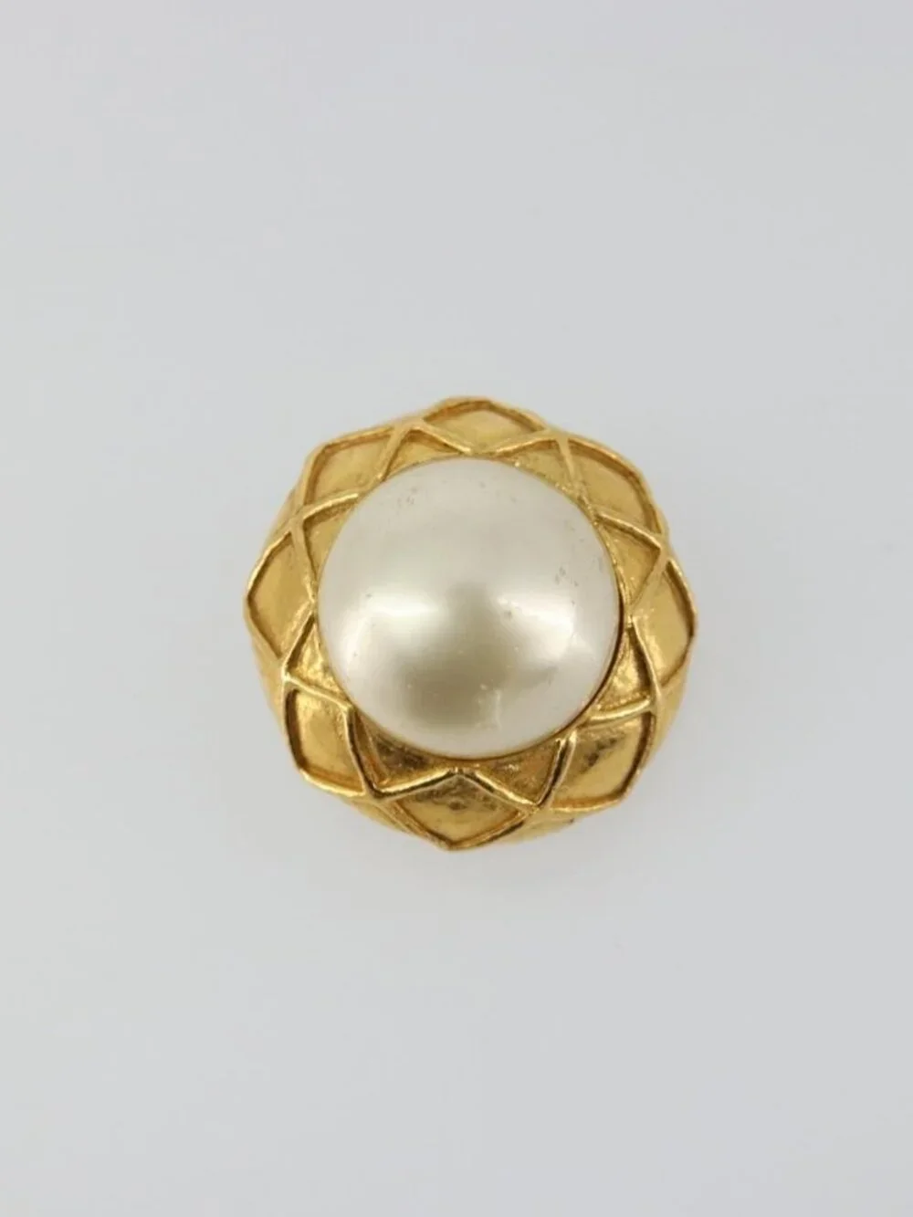 CHANEL brand	chanel color	gold