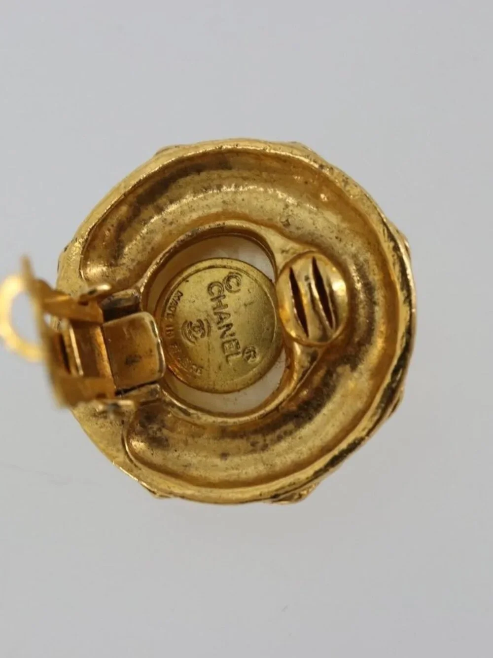 CHANEL brand	chanel color	gold