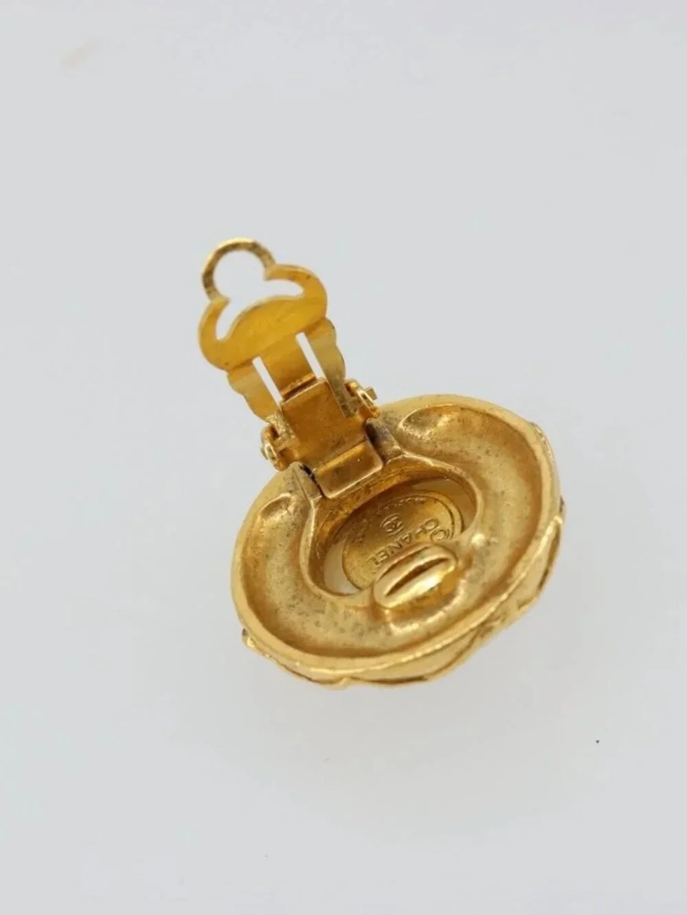 CHANEL brand	chanel color	gold