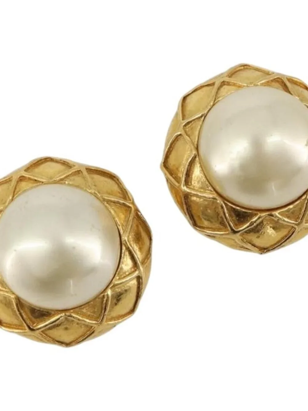 CHANEL brand	chanel color	gold