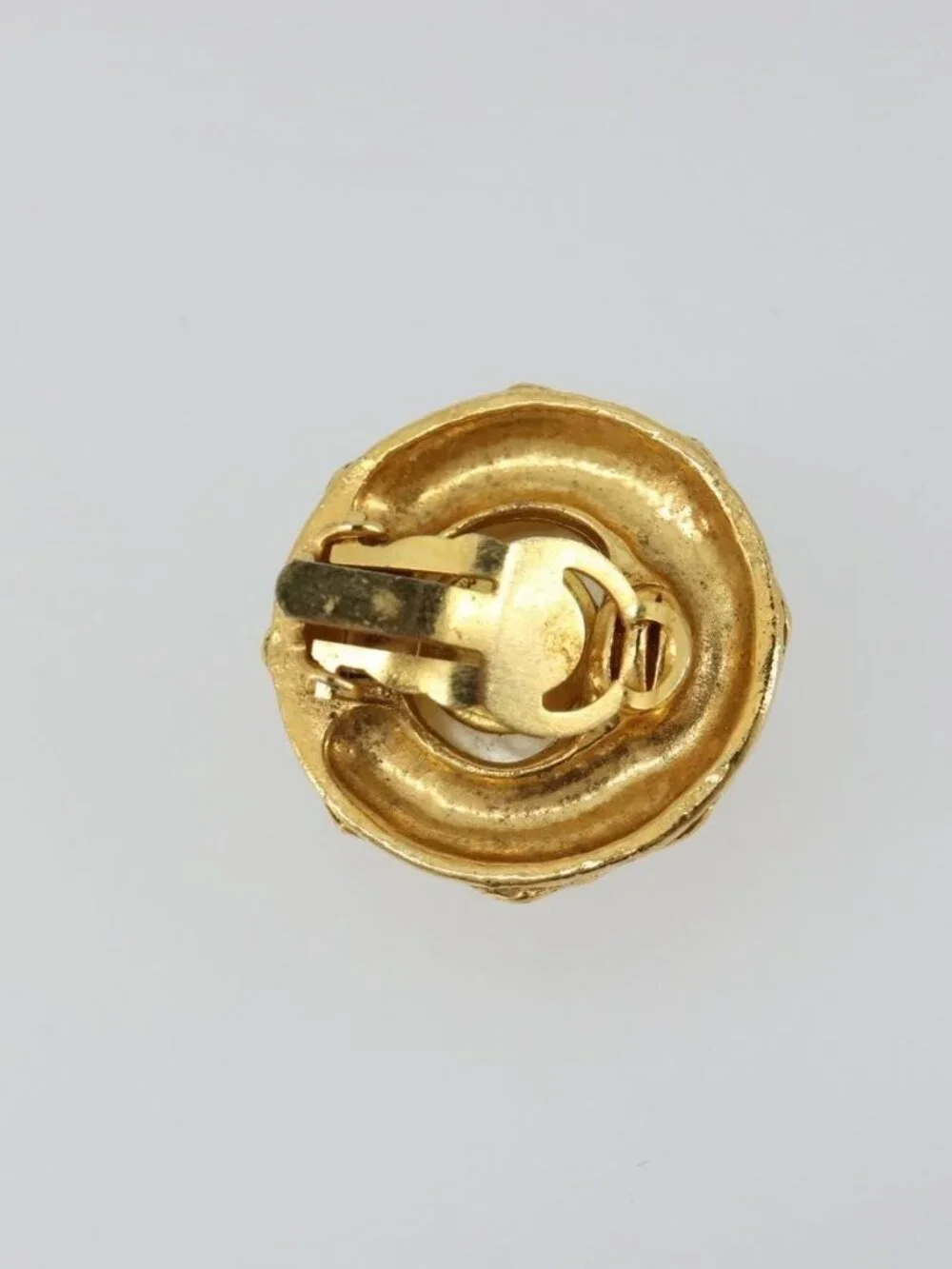 CHANEL brand	chanel color	gold