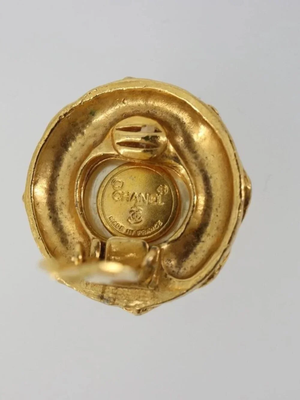 CHANEL brand	chanel color	gold