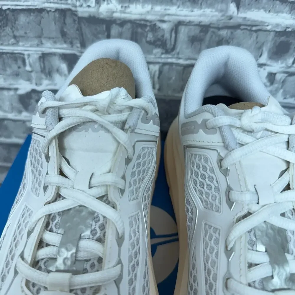 Hoka One One brand new