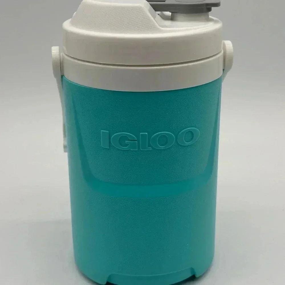 Igloo 1/2 Gallon Laguna Sport Beverage Jug with Hooks -‎ Light Blue