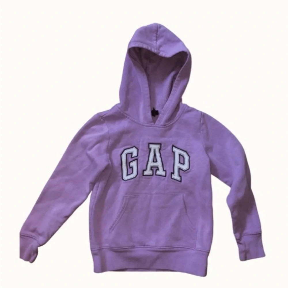 GAP pullover logo