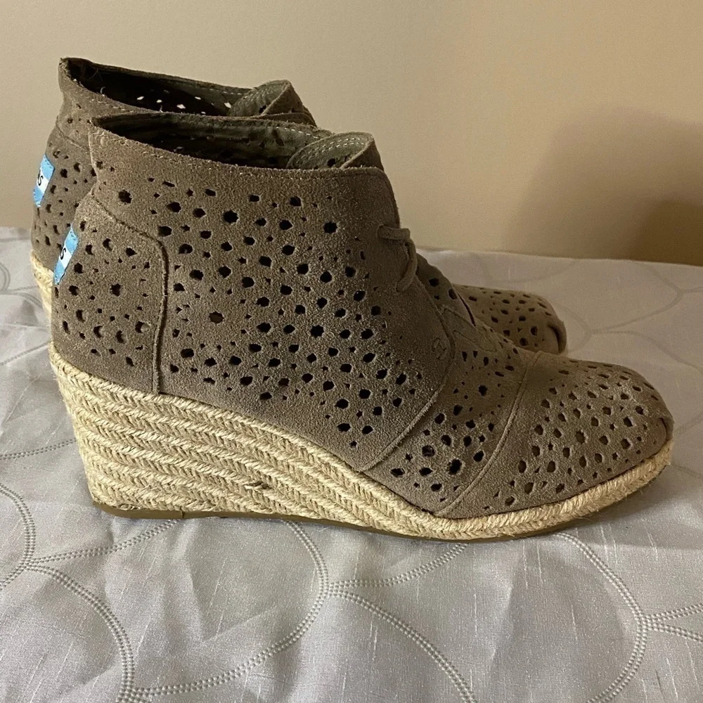 Toms cutout suede