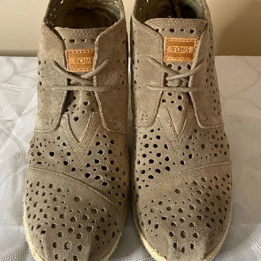 Toms cutout suede
