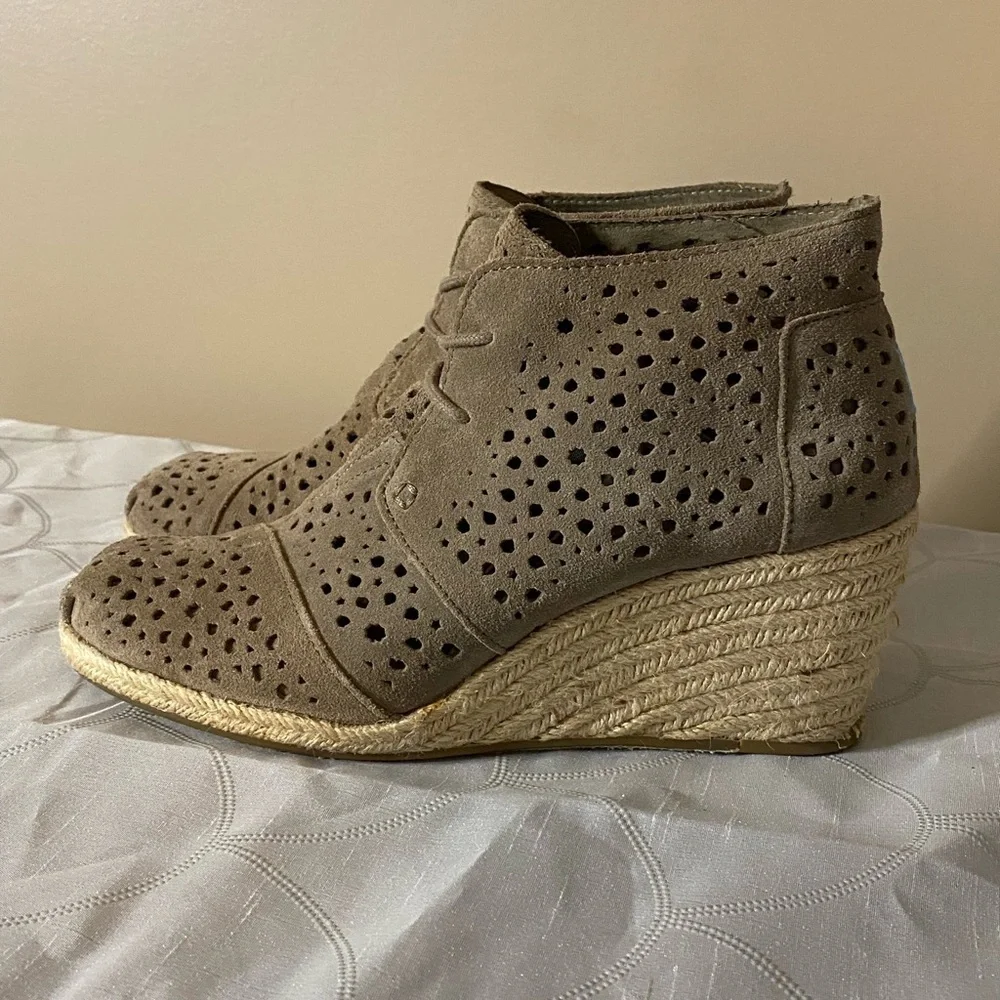 Toms cutout suede