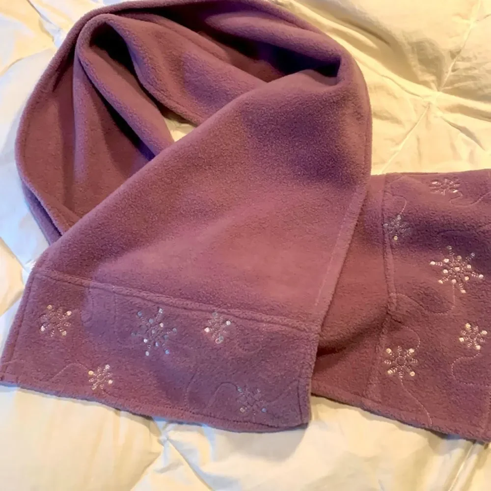 Scarf, fleece with snow flake design