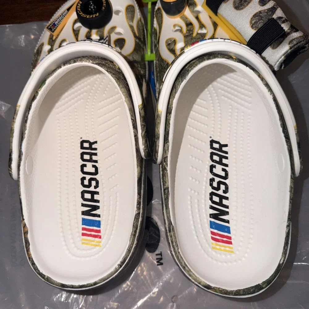 CROCS 10 nwt please