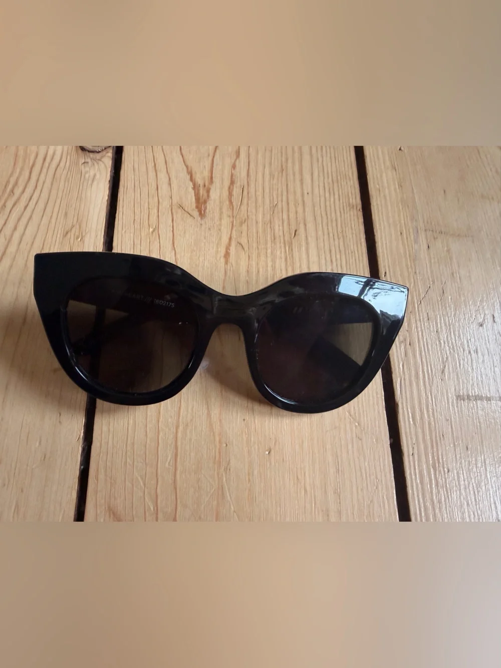 Le Specs great black