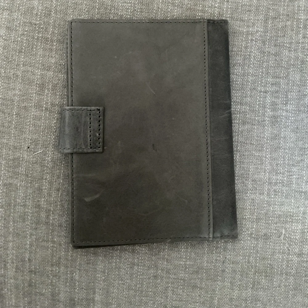 Borgasets leather passport holder