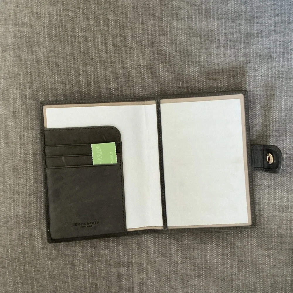 Borgasets leather passport holder