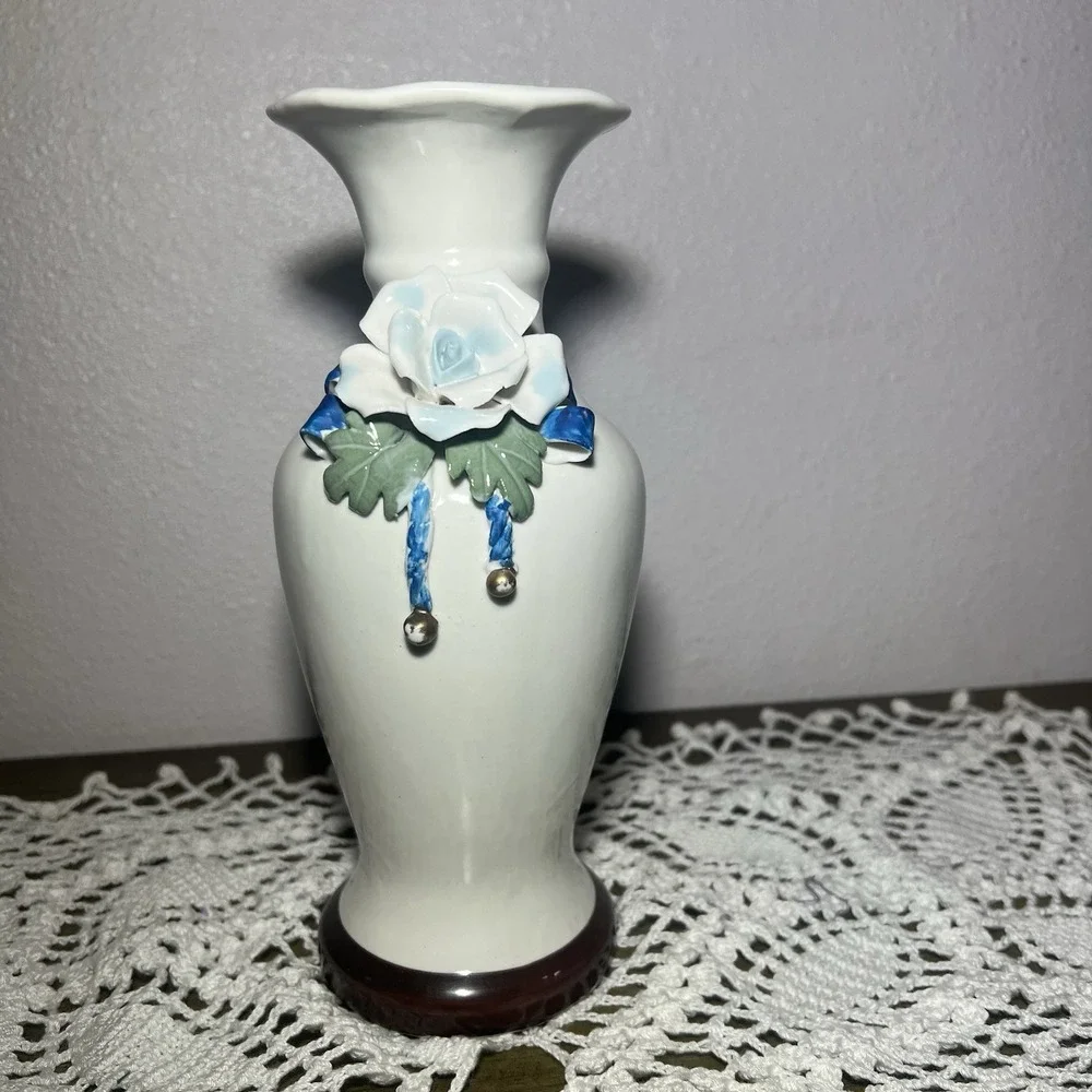 Vintage Floral Bud Vase w/sculpted Flowers. 1970's‎