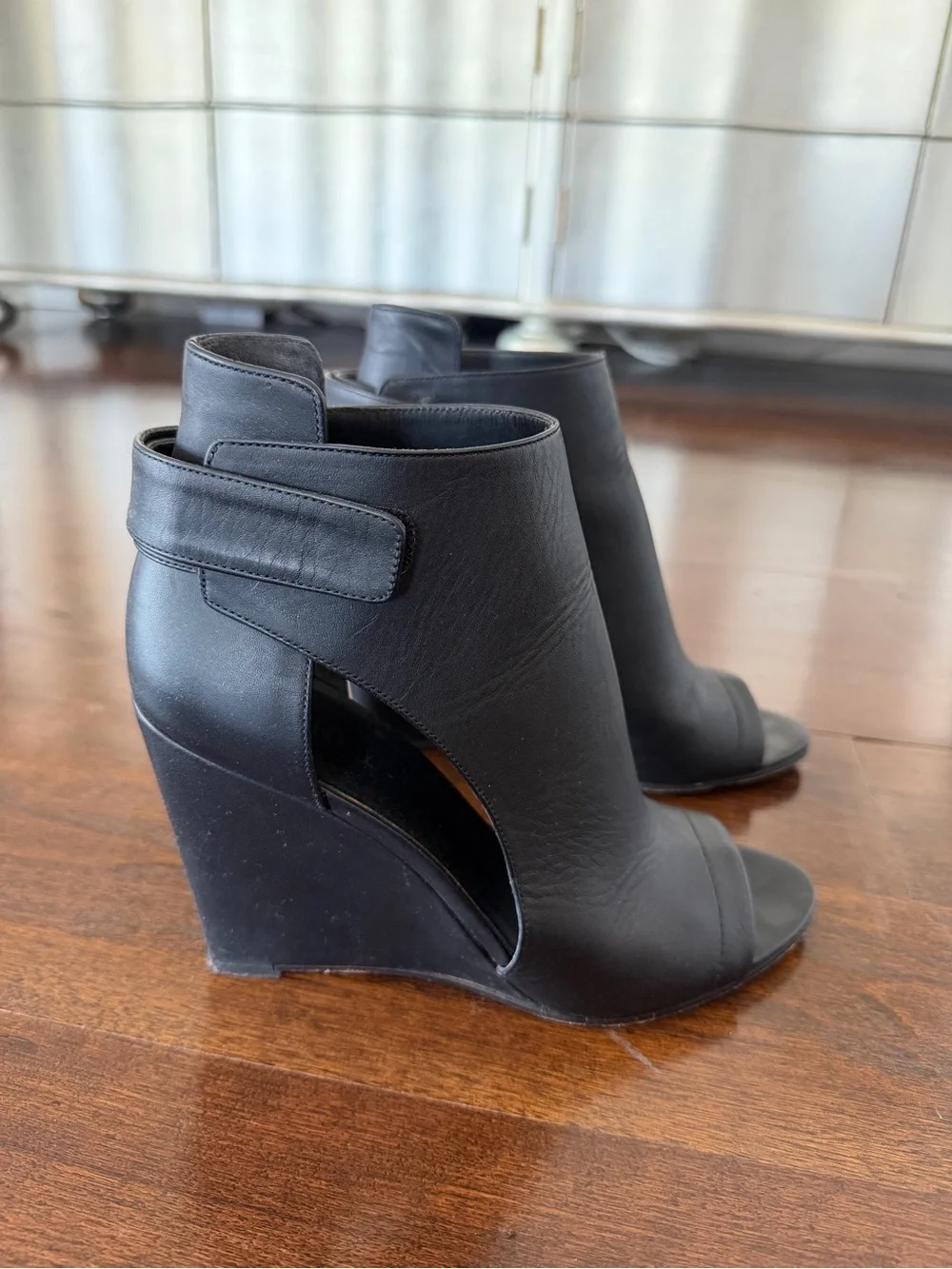 Vince chic black