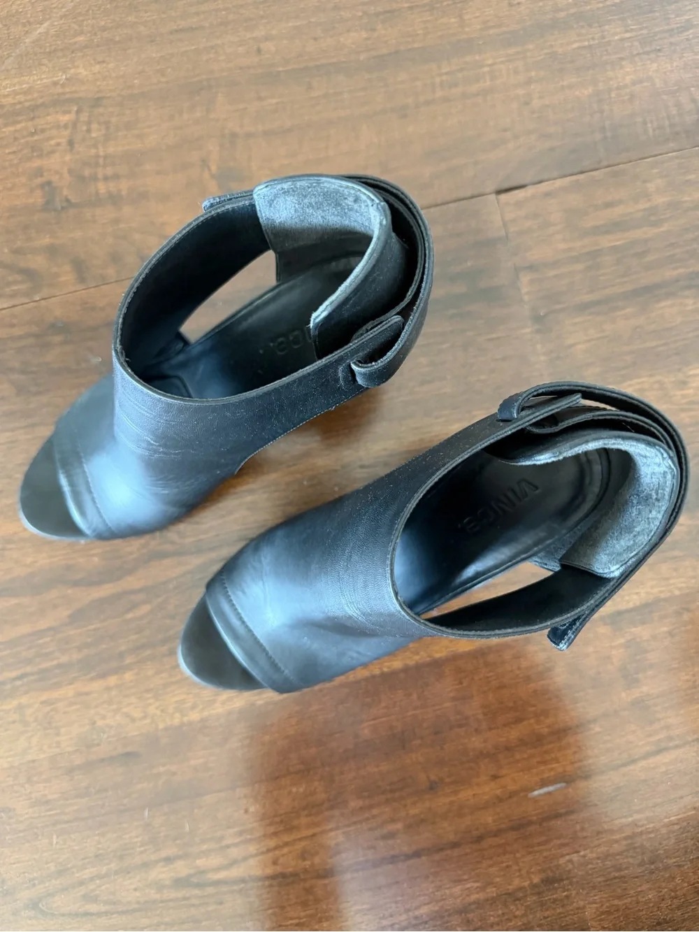Vince chic black