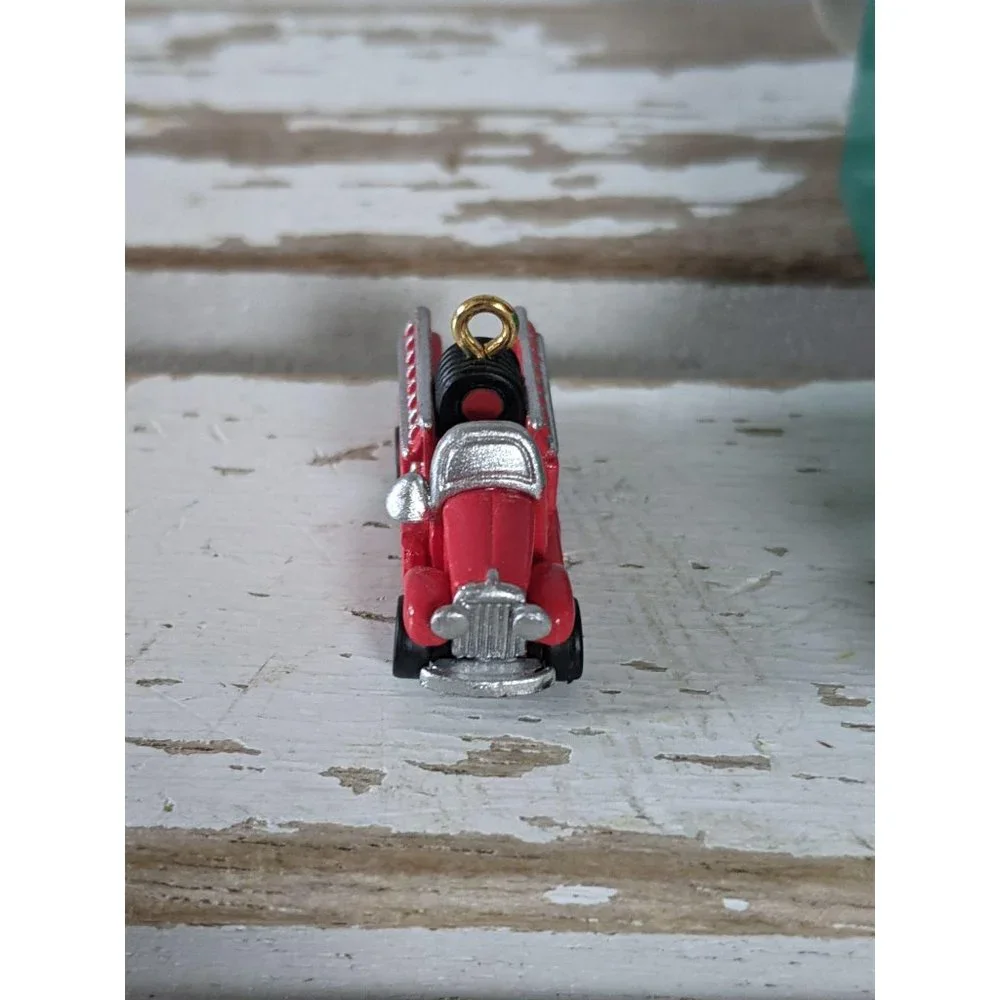 Hallmark North Pole fire‎ truck 1993 miniature Chri