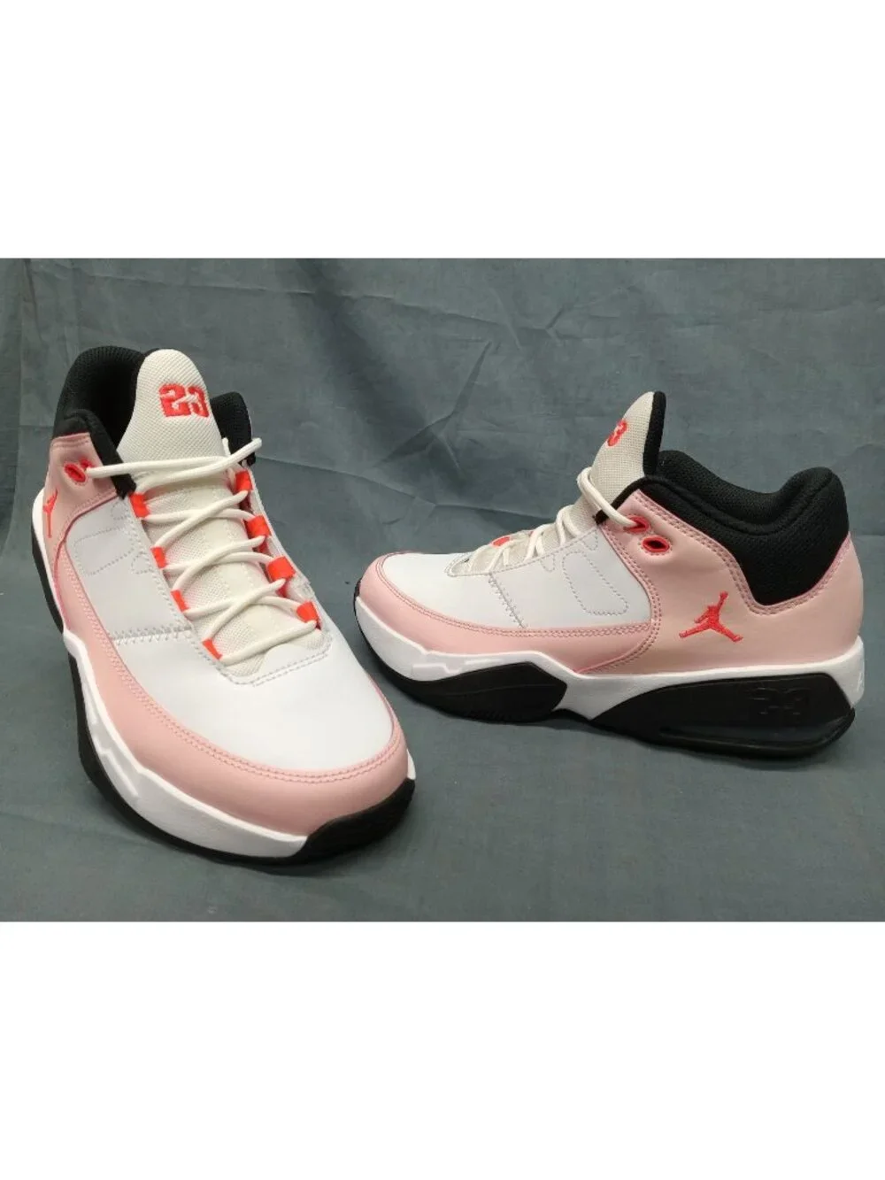 Nike Jordan Max Aura 3 (GS) White Atmosphere Infared 23 Boys Size 6 FLOOR MODEL!
