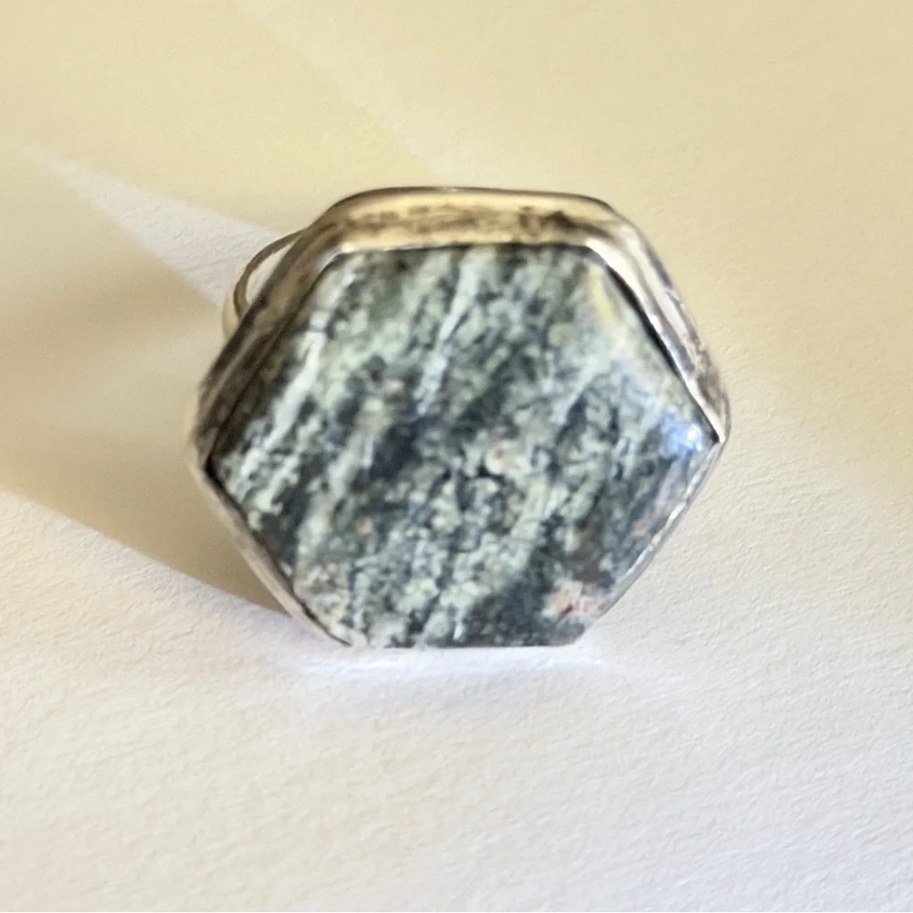New Artisan Chrysotile in Serpentine Hexagonal Stone 925 Sterling Silver Ring